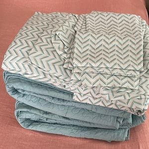 Set of 2 Twin bedding sets: Matelassé quilt & sheets